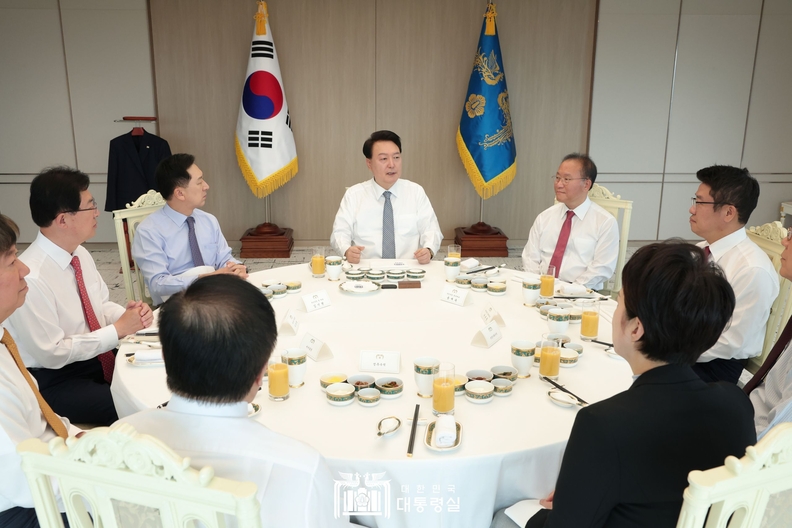 사진은 윤석열 대통령이 지난 18일 서울 용산 대통령실에서 국민의힘 지도부와 오찬을 가지고 있는 모습. (사진 = 대통령실 제공) 